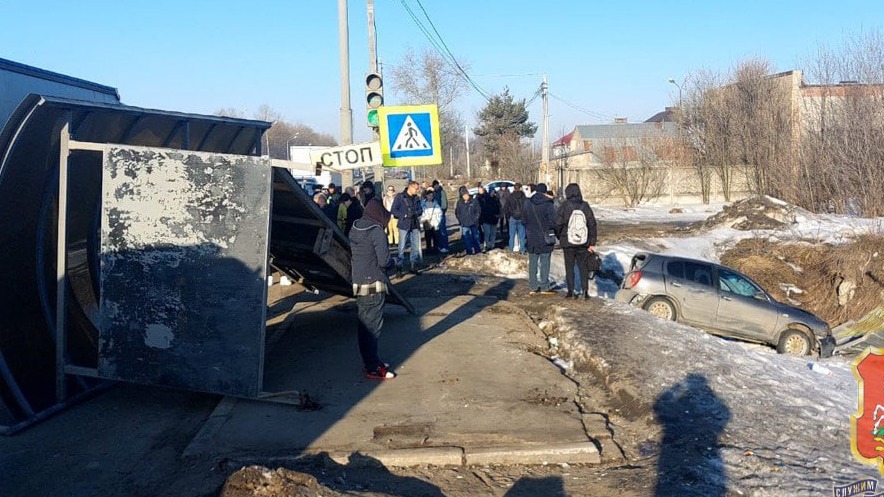 Легковушка влетела в остановку в результате ДТП в Ногинске