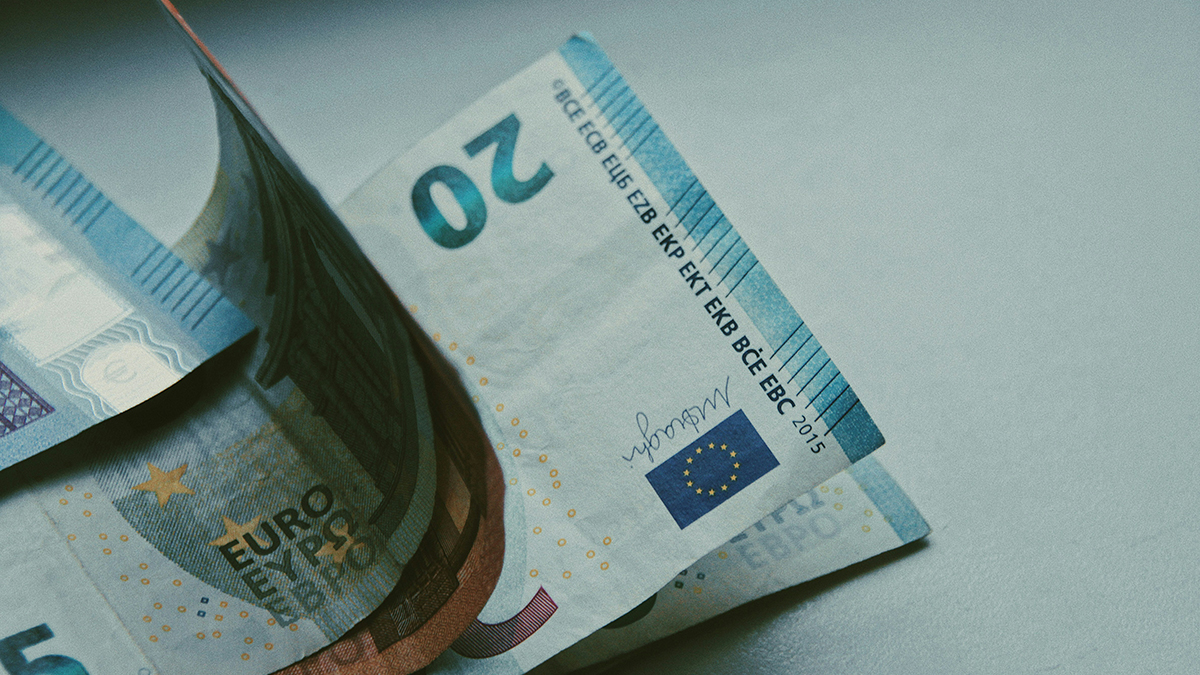 Внебиржевой курс евро поднялся выше 100 рублей