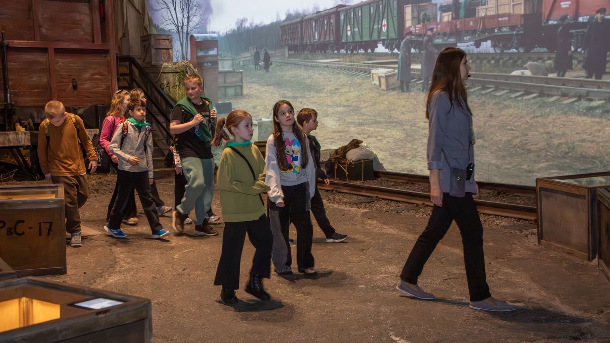 Более 300 школьников провели каникулы в детском клубе Музея Победы