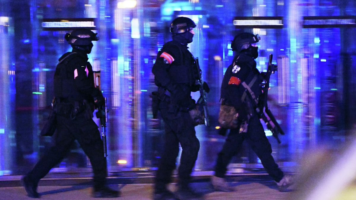 СМИ: Несколько преступников забаррикадировались внутри «Крокус сити холла»