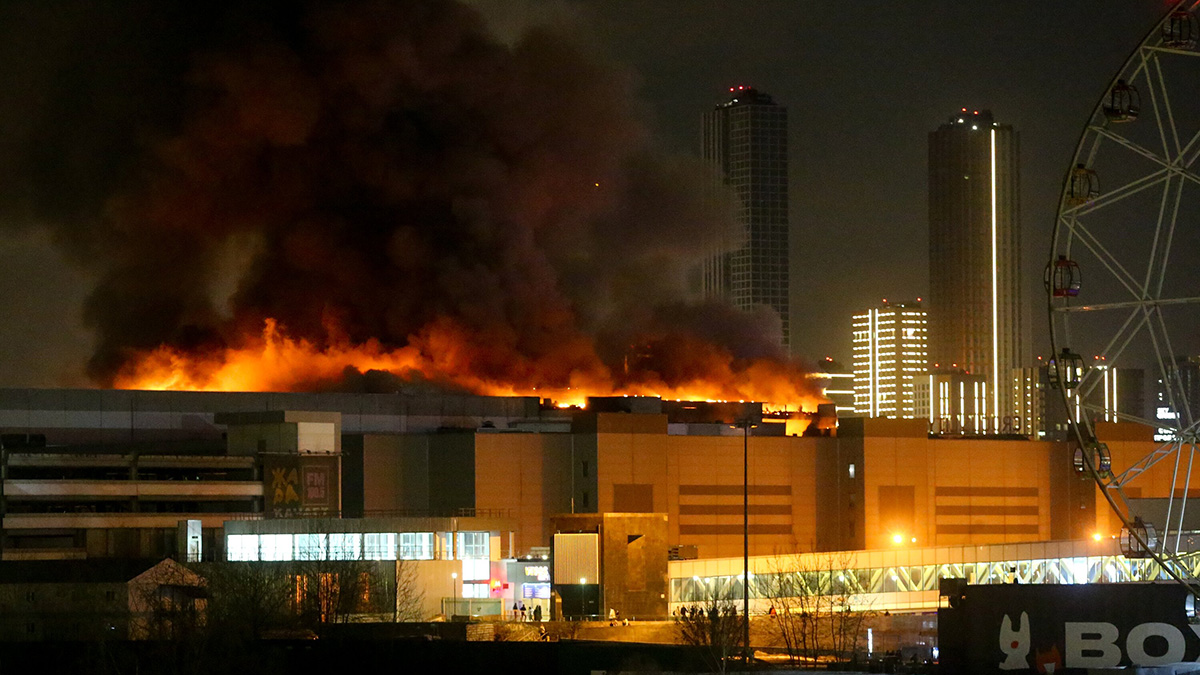 Верхние этажи здания «Крокуса» полностью уничтожены пожаром