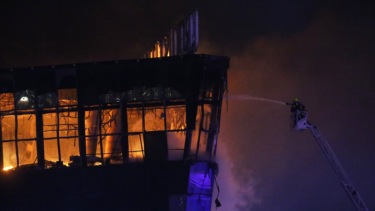 Более 400 кубометров конструкций разобрали спасатели МЧС России в «Крокусе»