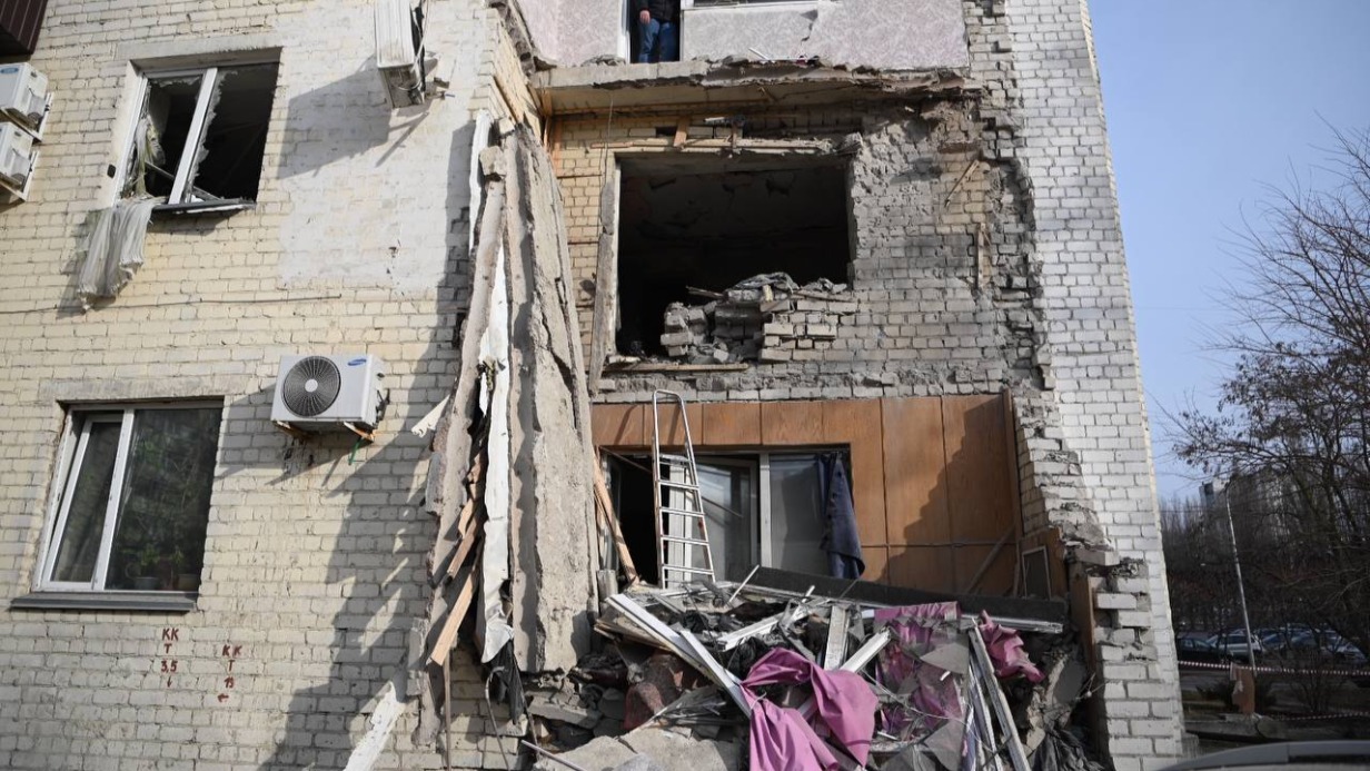 Мужчина погиб при обрушении балкона в жилом доме после атаки БПЛА в Белгороде