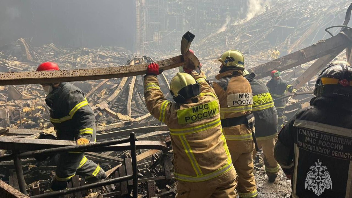 МЧС опубликовало кадры разбора завалов в «Крокусе» после теракта