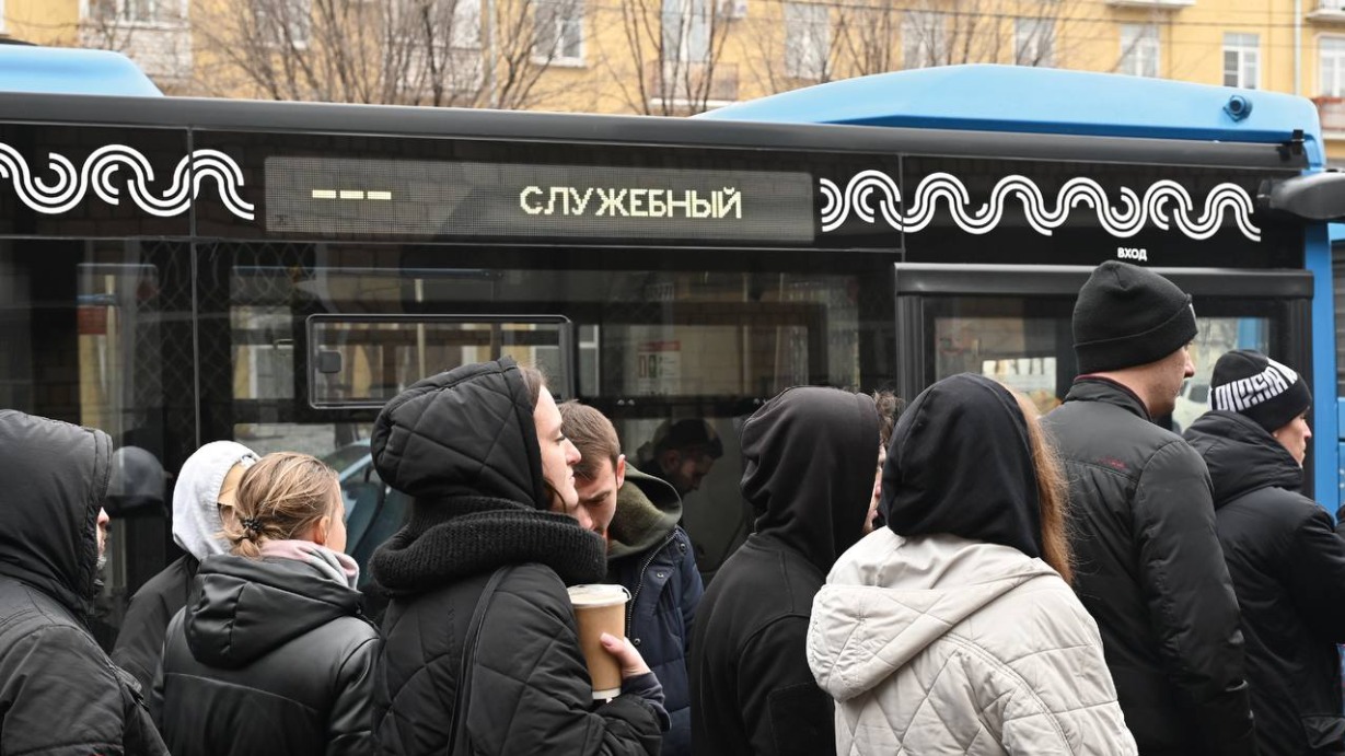Мосгортранс направил к донорским центрам Москвы 23 автобуса для обогрева