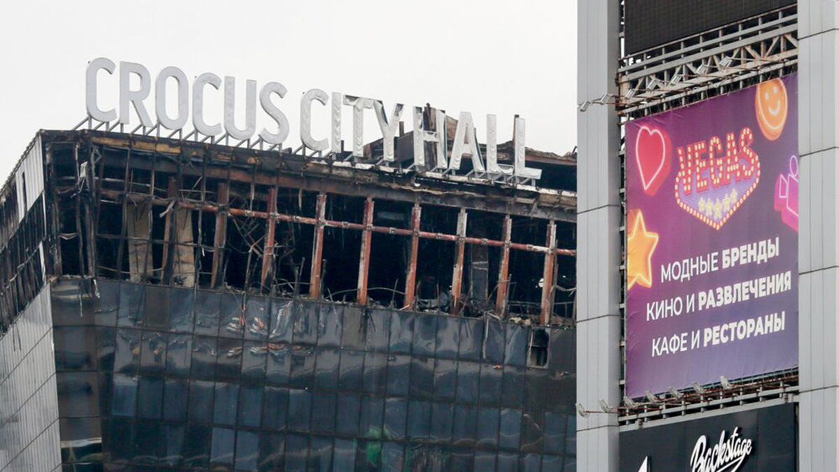 Суд оштрафовал москвича, поджегшего мемориал жертвам теракта в «Крокусе»