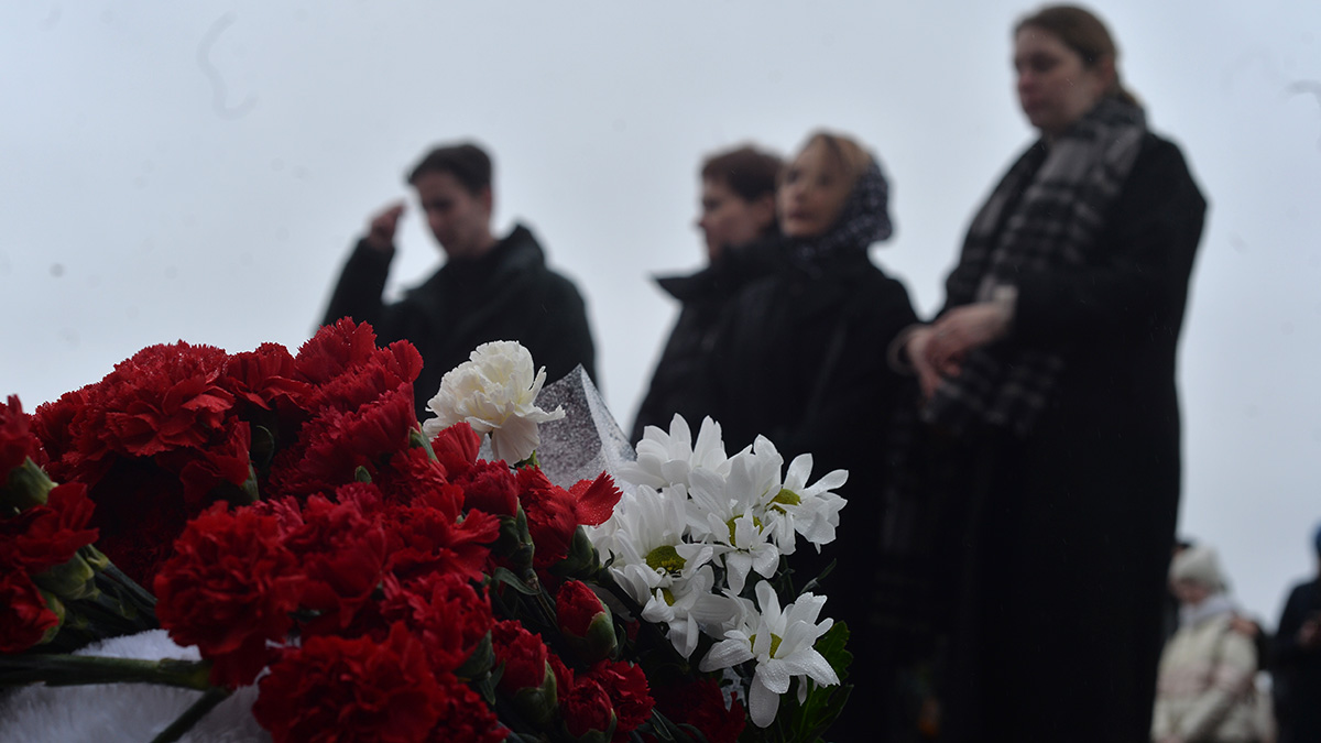 Волонтеры МО начали раздавать чай пришедшим почтить память погибших в «Крокусе»