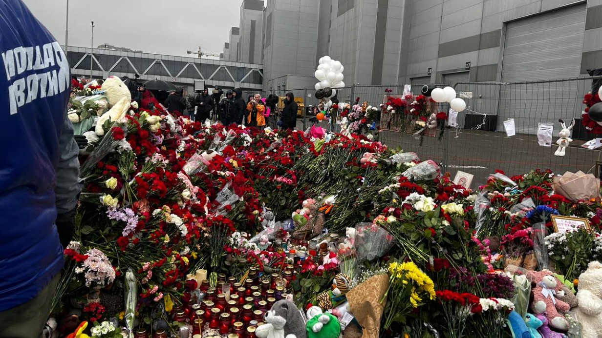 Священники провели панихиду по жертвам теракта возле «Крокуса»