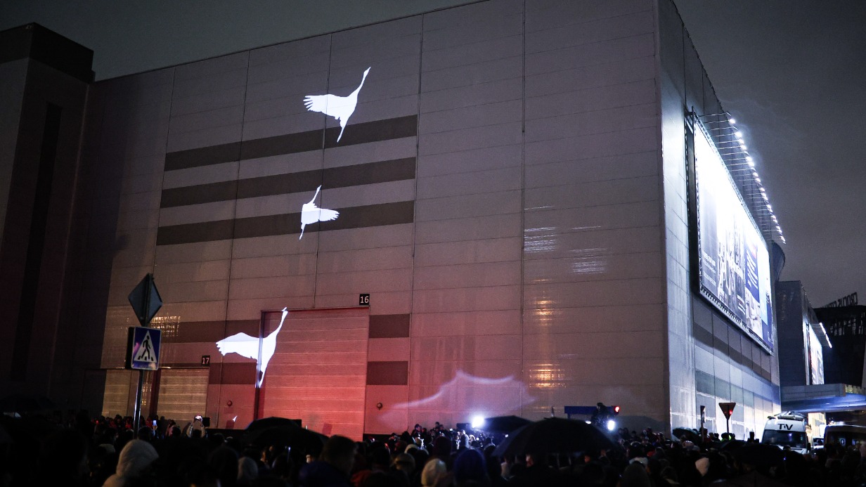 Минутой молчания почтили память жертв теракта возле здания «Крокус Сити Холл»