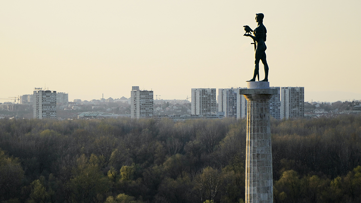 Колонна из сотни тракторов протестующих фермеров направилась в центр Белграда