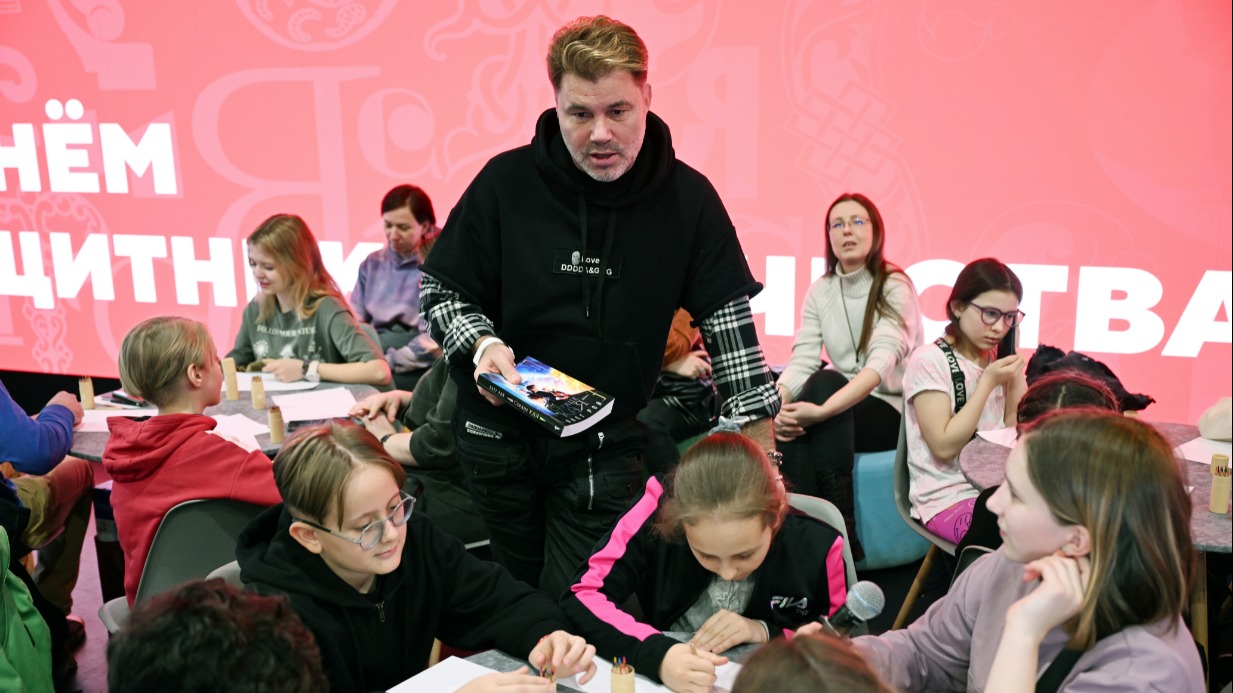 Международная выставка-форум «Россия». В павильоне «Семья. Работа. Долголетие» проходит встреча с писателем Олегом Роем и презентация книги «Тени Донбасса: Маленькие истории большой войны»