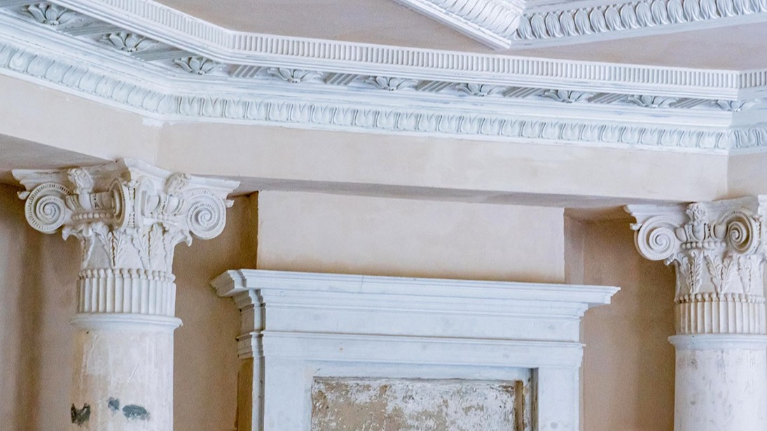 Историческую лепнину в главном доме усадьбы Покровское-Стрешнево обновили