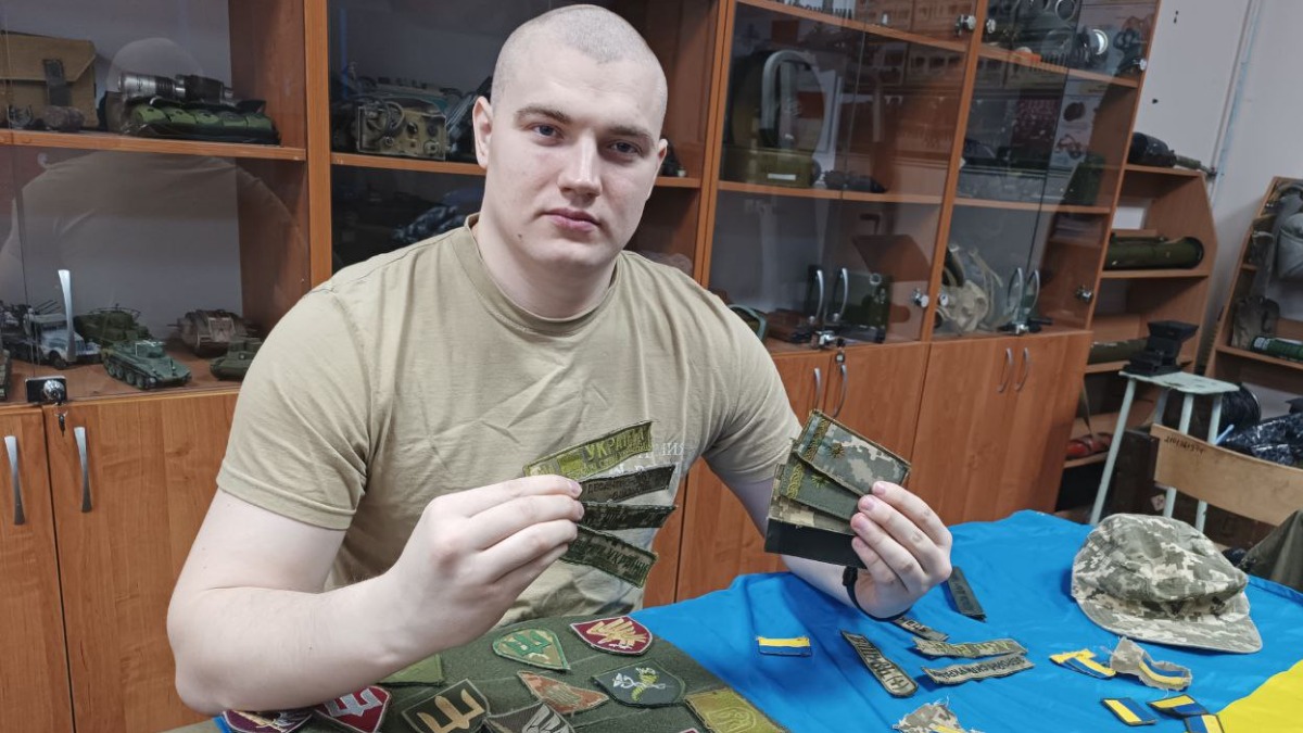 Участник спецоперации Даниил Карелин со своей коллекцией трофеев, собранных на фронте, в музее «Военно-патриотического центра «Гроза» в городе Пермь