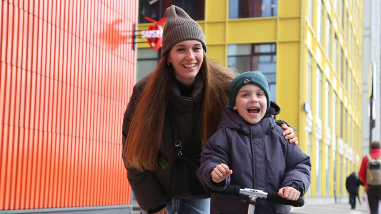 Дарья Крылова с пятилетним сыном Степаном на фоне новых высоток неподалеку от станции «Дмитровская». Несколько лет назад здесь была заброшенная промзона, теперь — общественно-деловой квартал