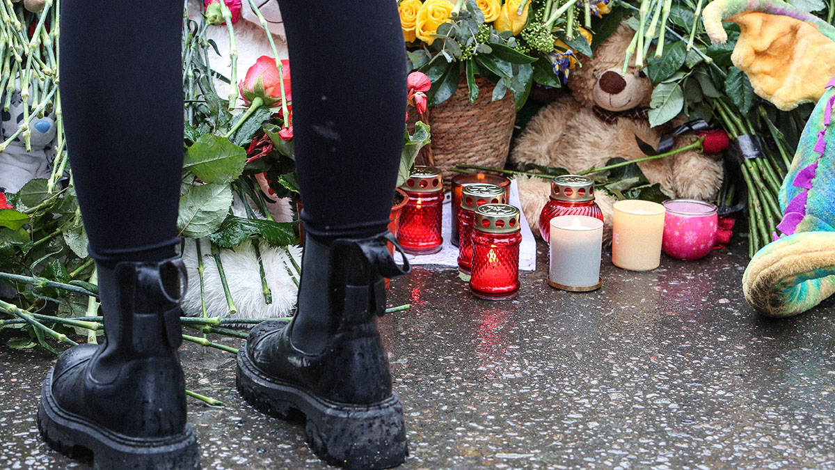 У здания концертной площадки «Крокус Сити Холл» начали возводить мемориал