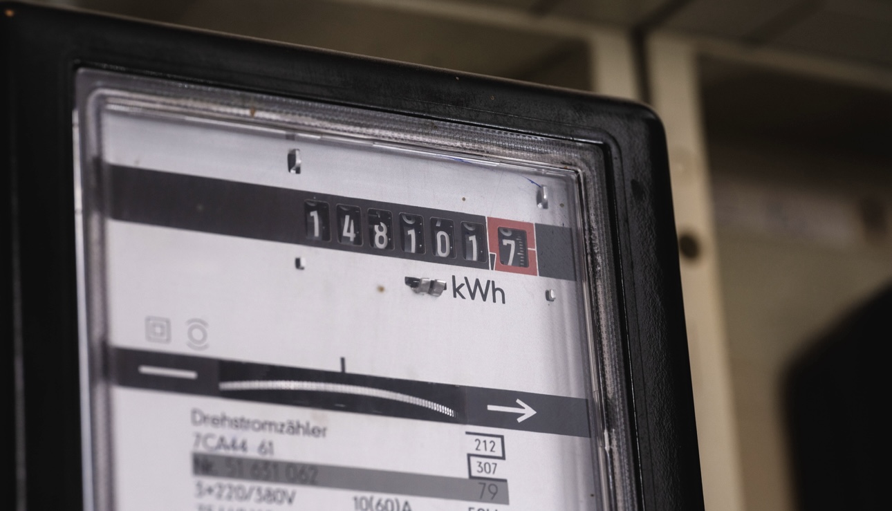 Отключив электричество, грабители выманили жертву из квартиры в Москве