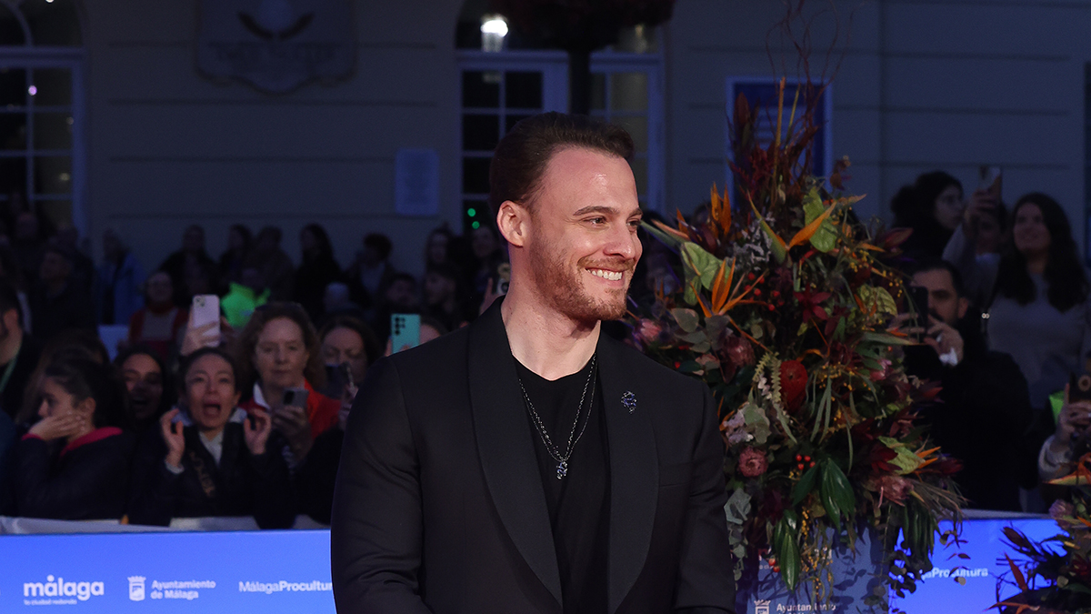 Керем Бюрсин исполнит главную роль в турецкой версии фильма «Холоп»