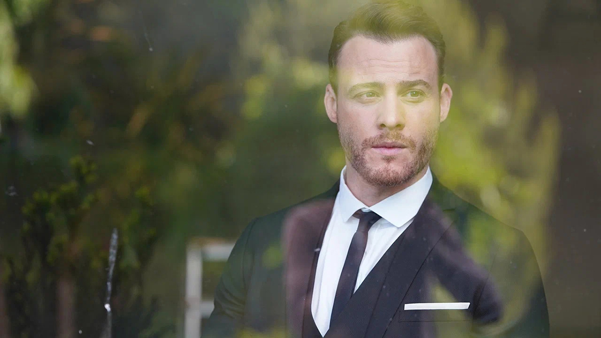 Теперь не свободен: кто покорил сердце турецкого красавчика Керема Бюрсина