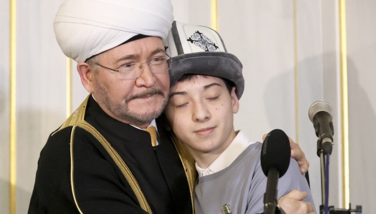 Муфтий Гайнутдин наградил эвакуировавшего 100 посетителей «Крокуса» подростка