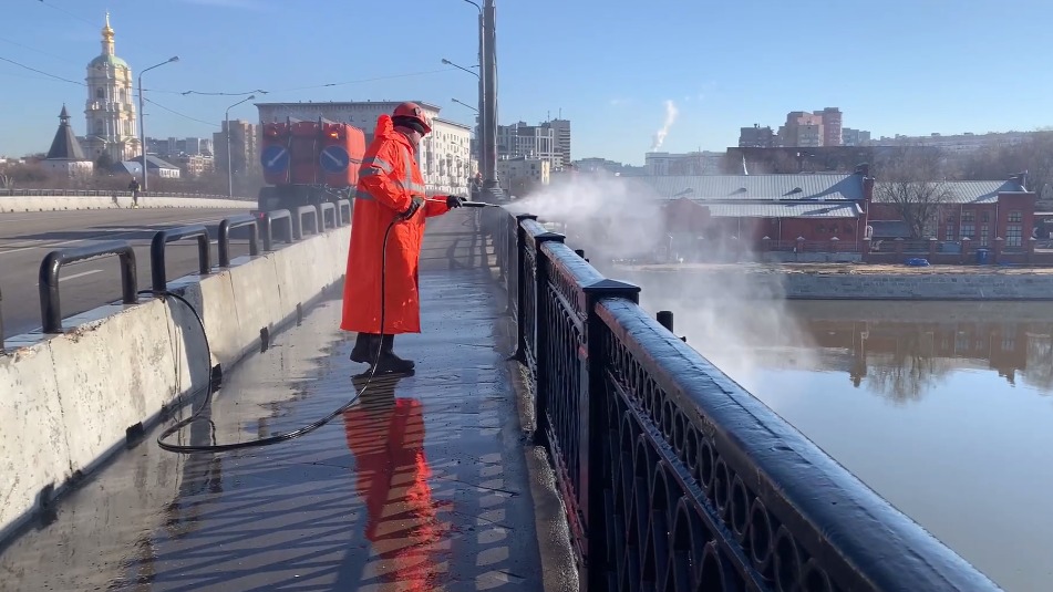Специалисты приступили к промывке Новоспасского моста после зимы 