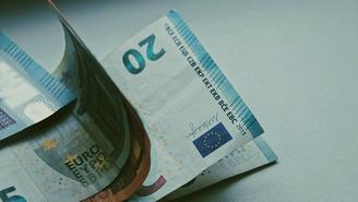 Курс евро на бирже превысил 90 рублей