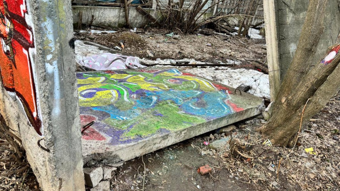 Забор упал на семилетнюю девочку в подмосковных Мытищах