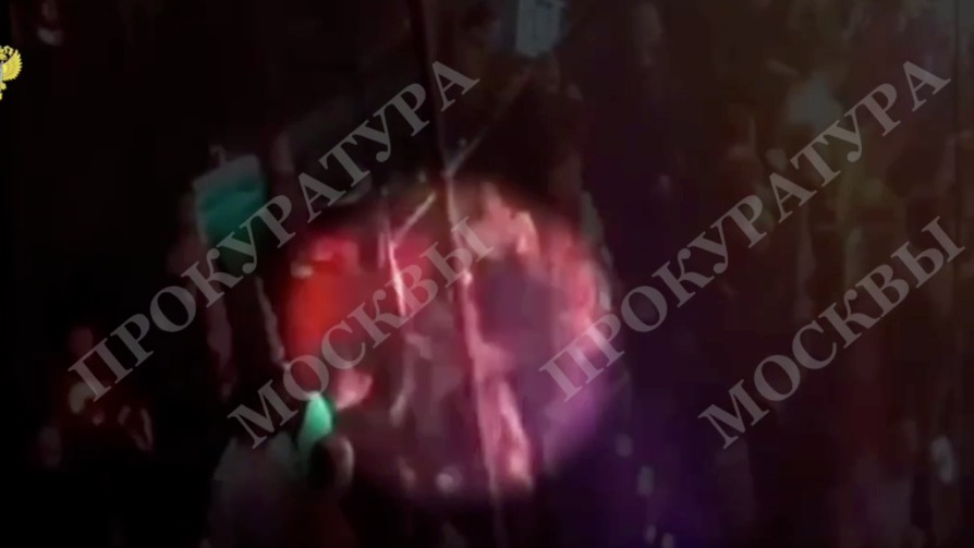 Девушка ударила обидчицу осколком стакана в шею в баре в центре Москвы. Видео