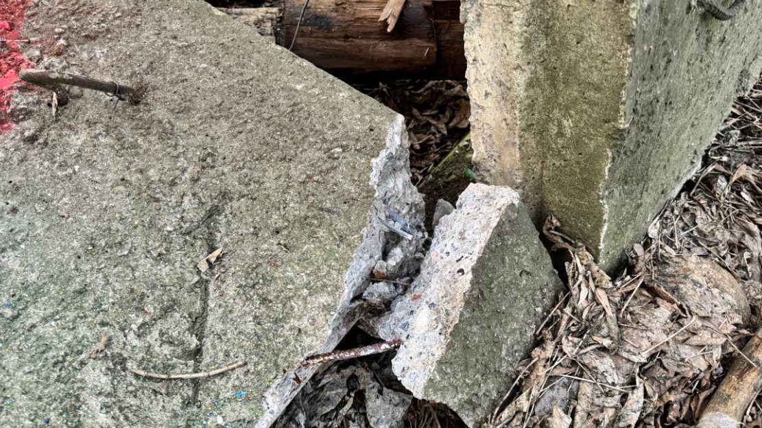 Стихийный мемориал появился на месте гибели ребенка в Мытищах