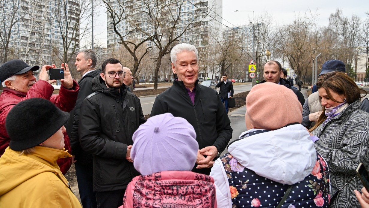 Мэр Москвы Сергей Собянин (в центре) общается с жителями района Раменки во время открытия нового физкультурно-оздоровительного комплекса с двумя бассейнами и несколькими спортивными залами