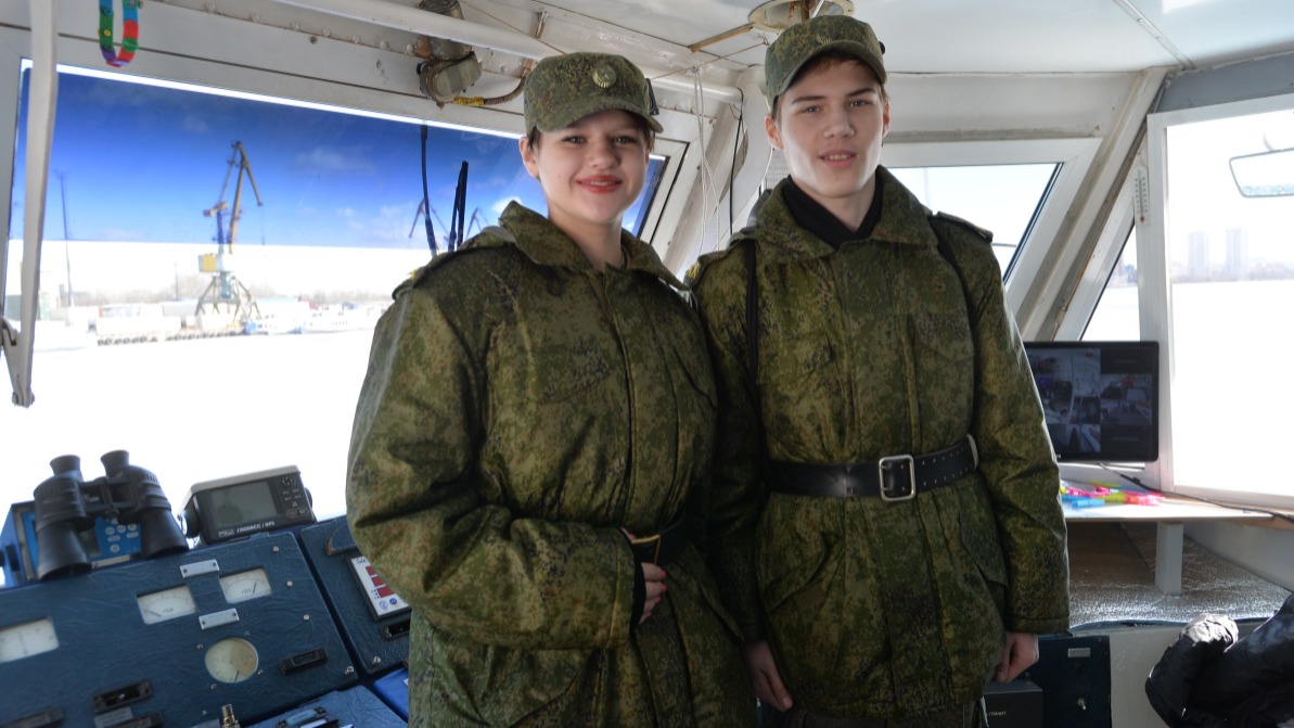 Кадеты Колледжа Академии водного транспорта им. министра флота Л. В. Багрова Софья Дерова и Никита Аленкин посетили экскурсию в Южном речном порту. Ребята увидели, как выглядит работа капитана теплохода, и узнали, как управлять судном