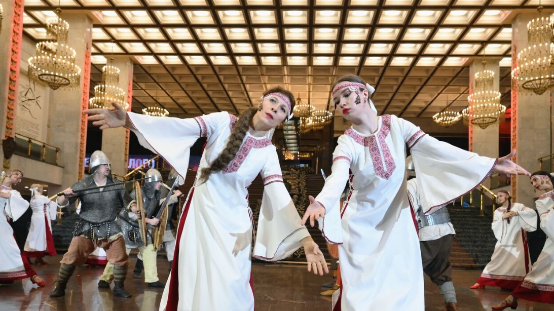 Участники фестиваля «Журавли Победы» выступают на концерте, посвященном Дню единения народов Беларуси и России