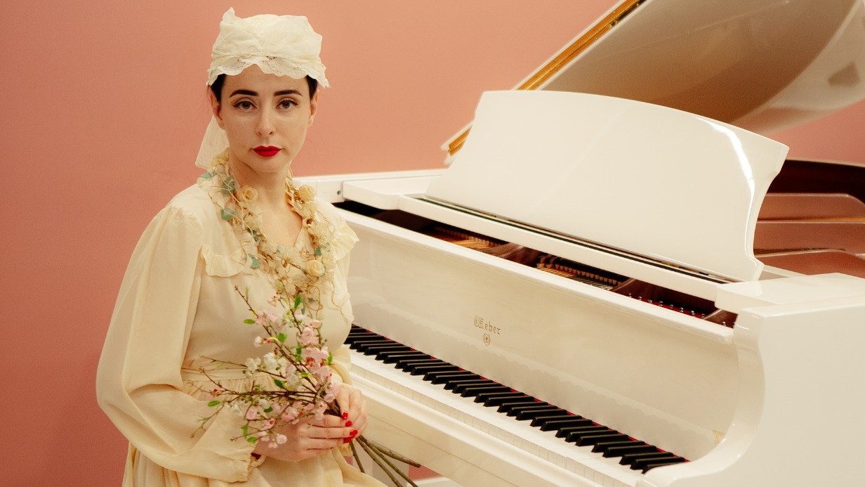 Автор проекта «Модели без границ» Марина Корнилова в винтажном свадебном платье и необычном колье, которое создала из воска мама одной из участниц проекта