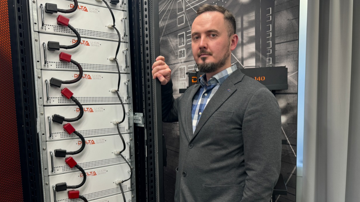 Директор департамента развития новых продуктов компании — разработчика и поставщика решений для хранения и генерации энергии Александр Беспалов демонстрирует современные отечественные аккумуляторы