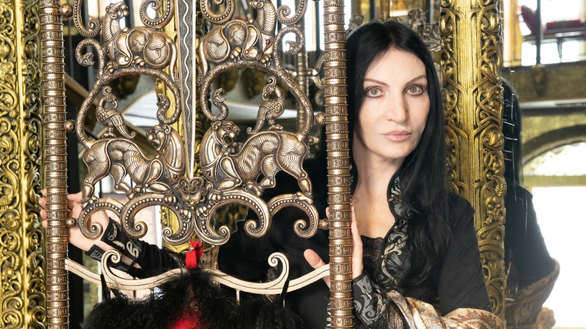 Оружейник Ася Еутых в Майкопском музеемастерской «Золотая кладовая», все экспонаты которого созданы руками мастерицы. Концепцию музея ювелир продумывала больше 10 лет 