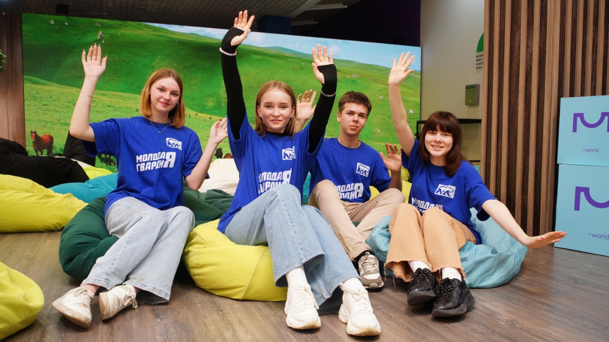 Команда молодогвардейцев из Подмосковья Виктория Кухтенкова, Ксения Амельченкова, Егор Алексеев и Кристина Денисова (слева направо) на марафоне «Росмолодежь. Гранты 1-й сезон» в Доме молодежи на ВДНХ отдыхает после лекций