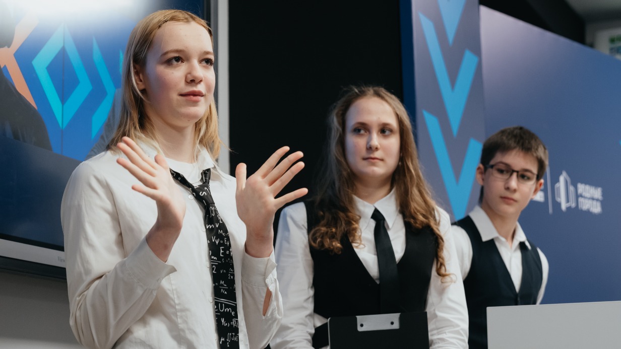 Школьники попробовали свои силы в решении реальных задач нефтяной отрасли. Участники турнира (слева направо): Василиса Шумилина, Арина Хлюпина и Максим Степаненко
