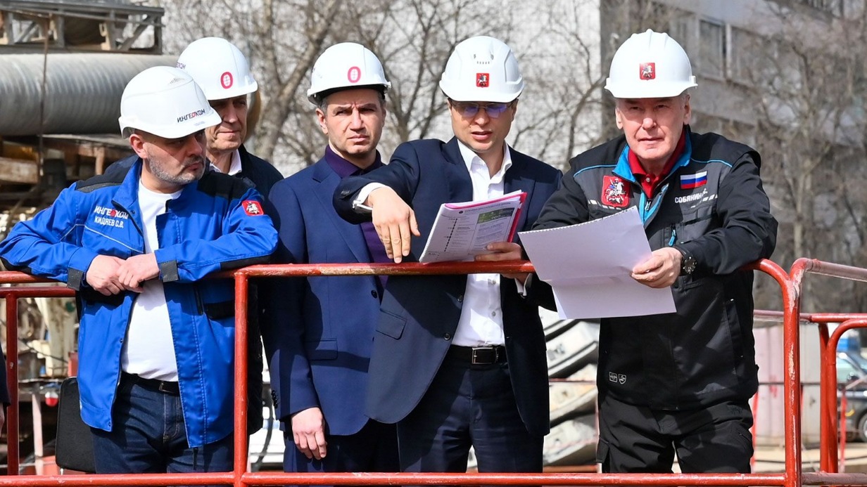 Руководитель столичного Департамента строительства Рафик Загрутдинов (второй справа) показывает мэру Москвы Сергею Собянину (справа), как идет строительство станции «Народное Ополчение» Рублево-Архангельской линии метро