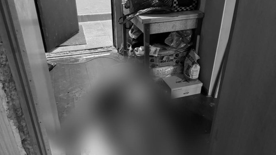 Тело женщины с шестью ножевыми ранениями нашли в московской квартире