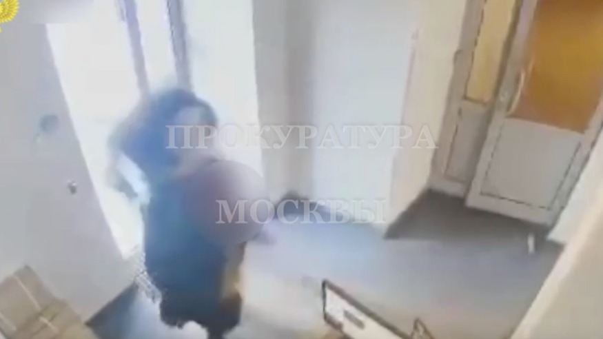 Злоумышленники напали на женщину в Москве и украли крупную сумму денег. Видео