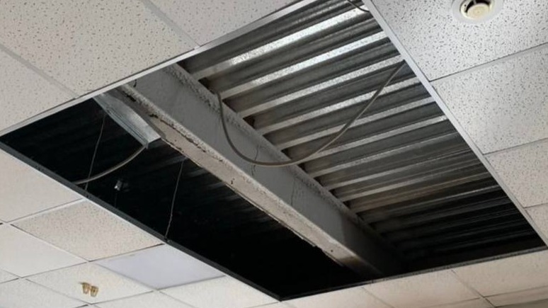 СК проводит проверку по факту обрушения потолка в столичной школе