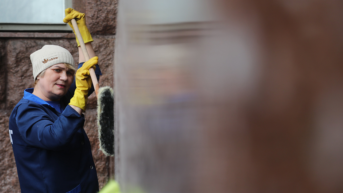 Фасады домов на проспекте Мира начали промывать после зимы