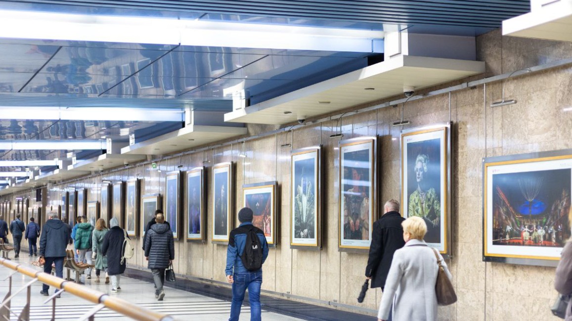 Новая фотовыставка спектакля МХТ имени Чехова открылась в столичном метро