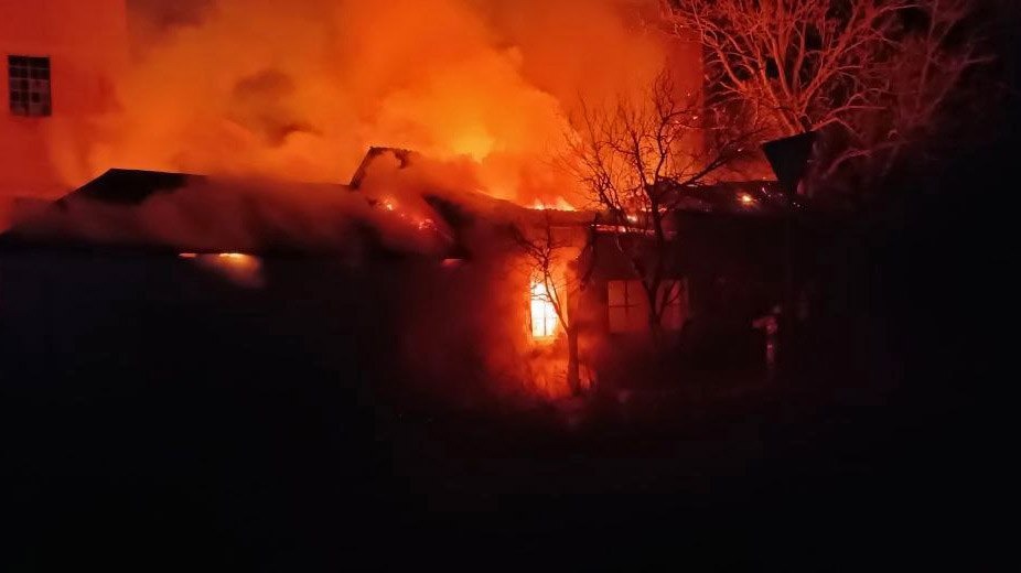 Беспилотник ВСУ сбросил взрывчатку на территории спиртзавода в Курской области