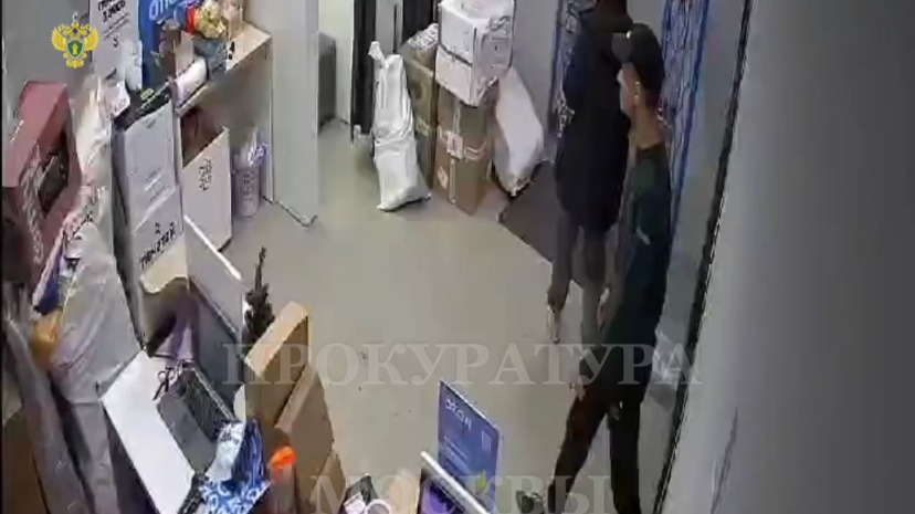 Стажер маркетплейса обокрал пункт выдачи заказов в Ховрине. Видео