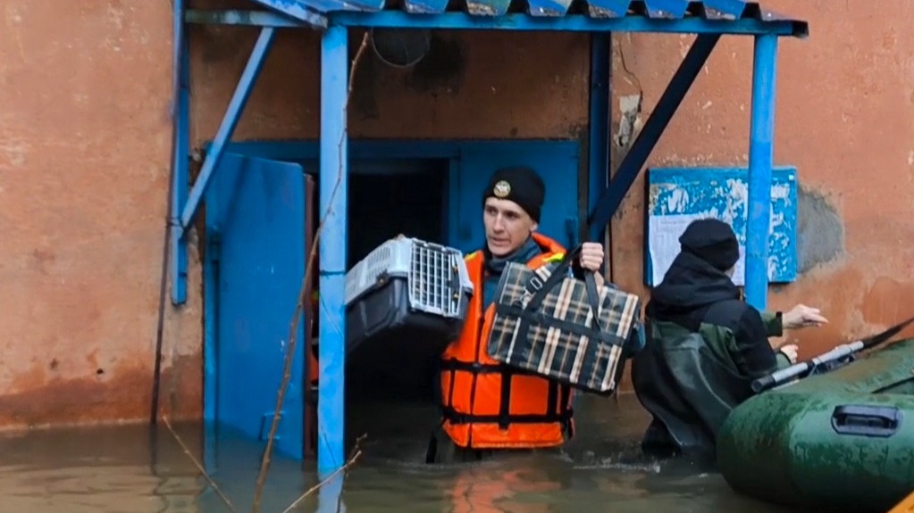 Сотрудник МЧС России во время эвакуации жителей в Ленинском районе