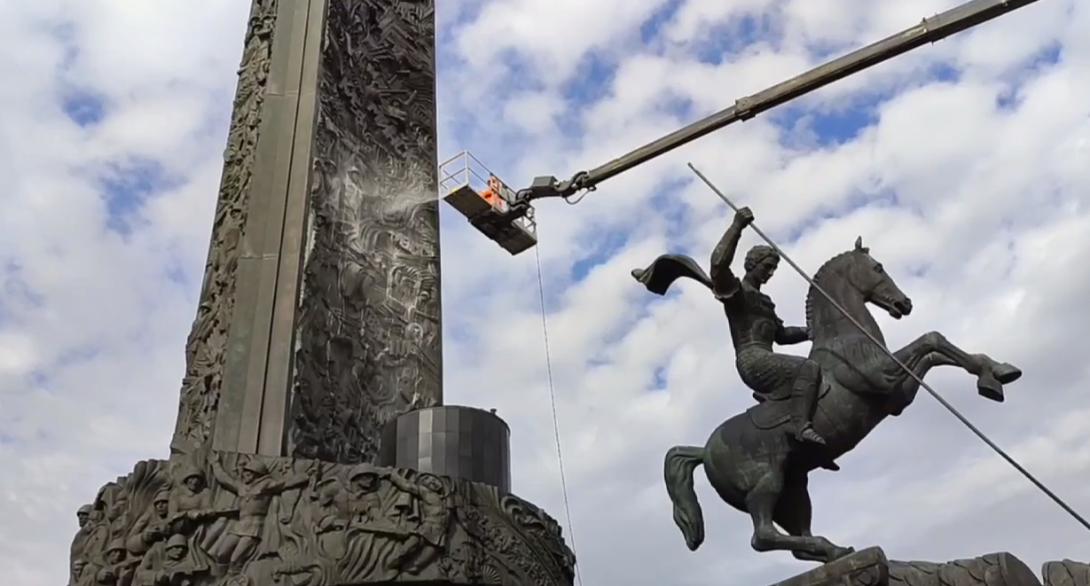 Монумент Победы на Поклонной горе промыли после зимнего сезона