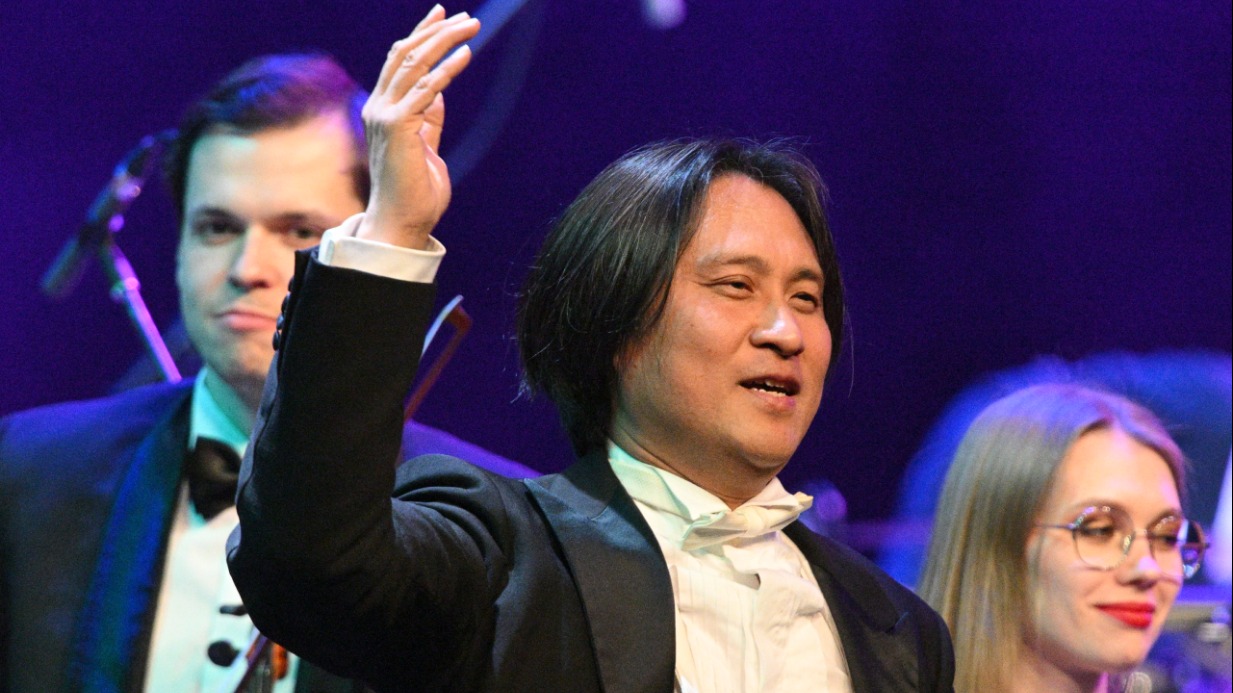 Кеничи Симура во время концерта в Кремлевском дворце с российским оркестром