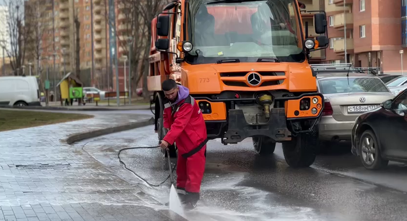Дворы и фасады домов продолжают приводить в порядок в Москве после зимы