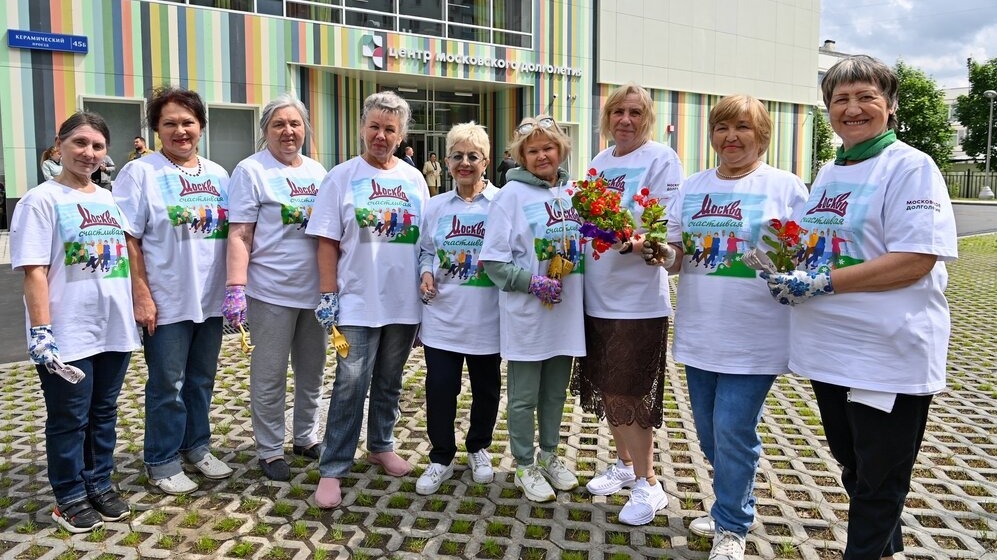 Участники клуба «Мой сенсорный огород» в центре московского долголетия «Восточное Дегунино»