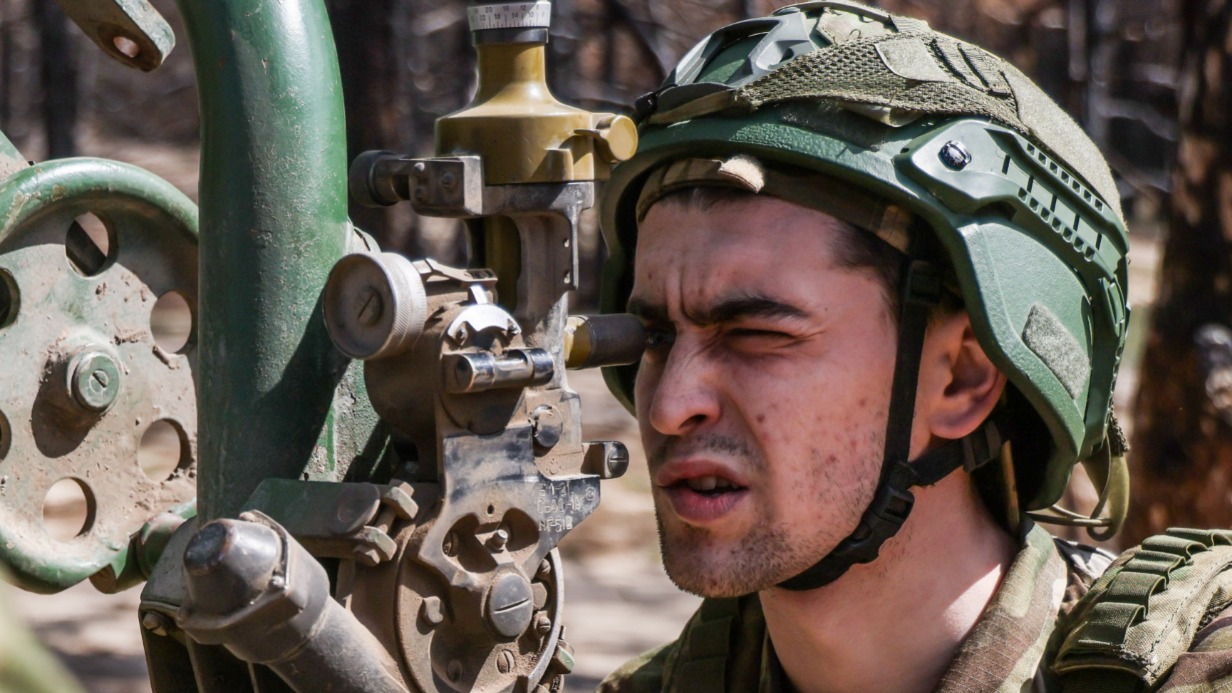 Боец с самоходной реактивной системой залпового огня «Град»